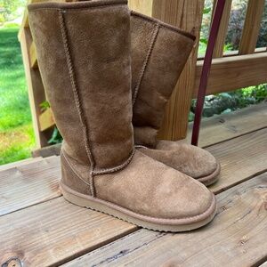 Faux Uggs - light tan with fur lining size 8 Wide.